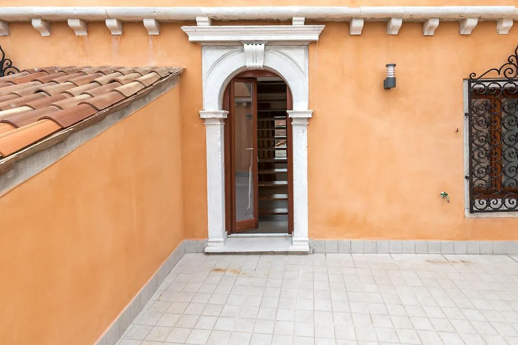 Charming Palace Corte Del Teatro Veneza 0*,